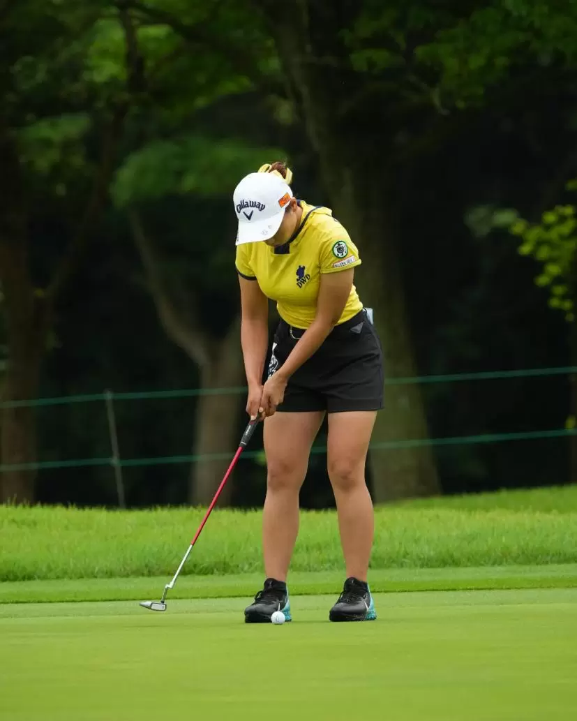 竹内美雪のパッティングストローク（正面）