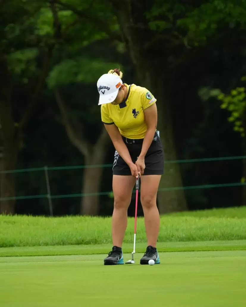 竹内美雪のパッティングストローク（正面）