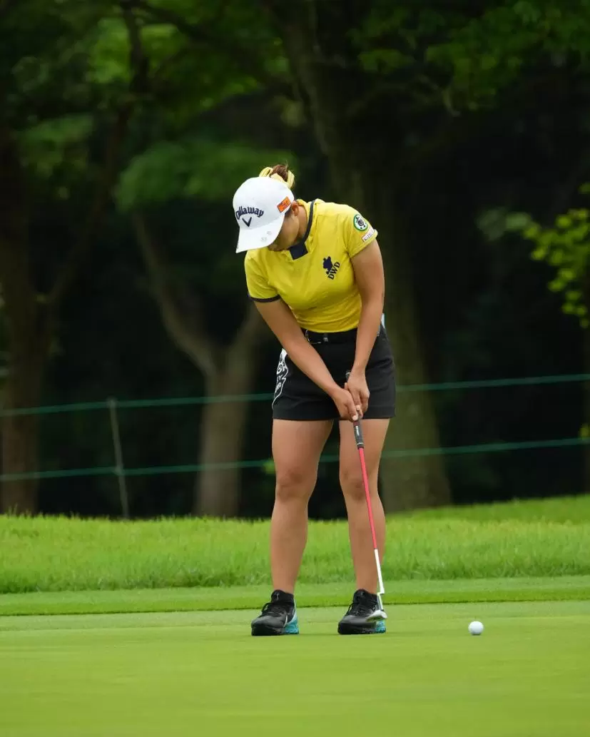 竹内美雪のパッティングストローク（正面）