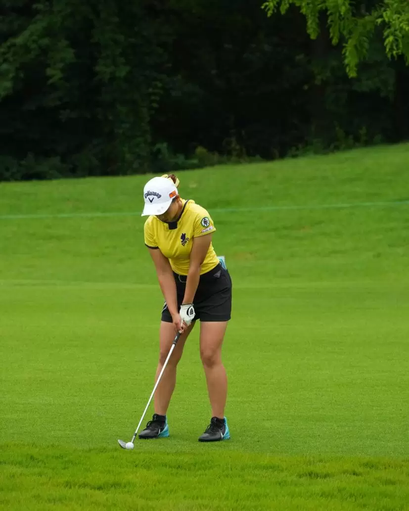 竹内美雪のウェッジスイング（正面）