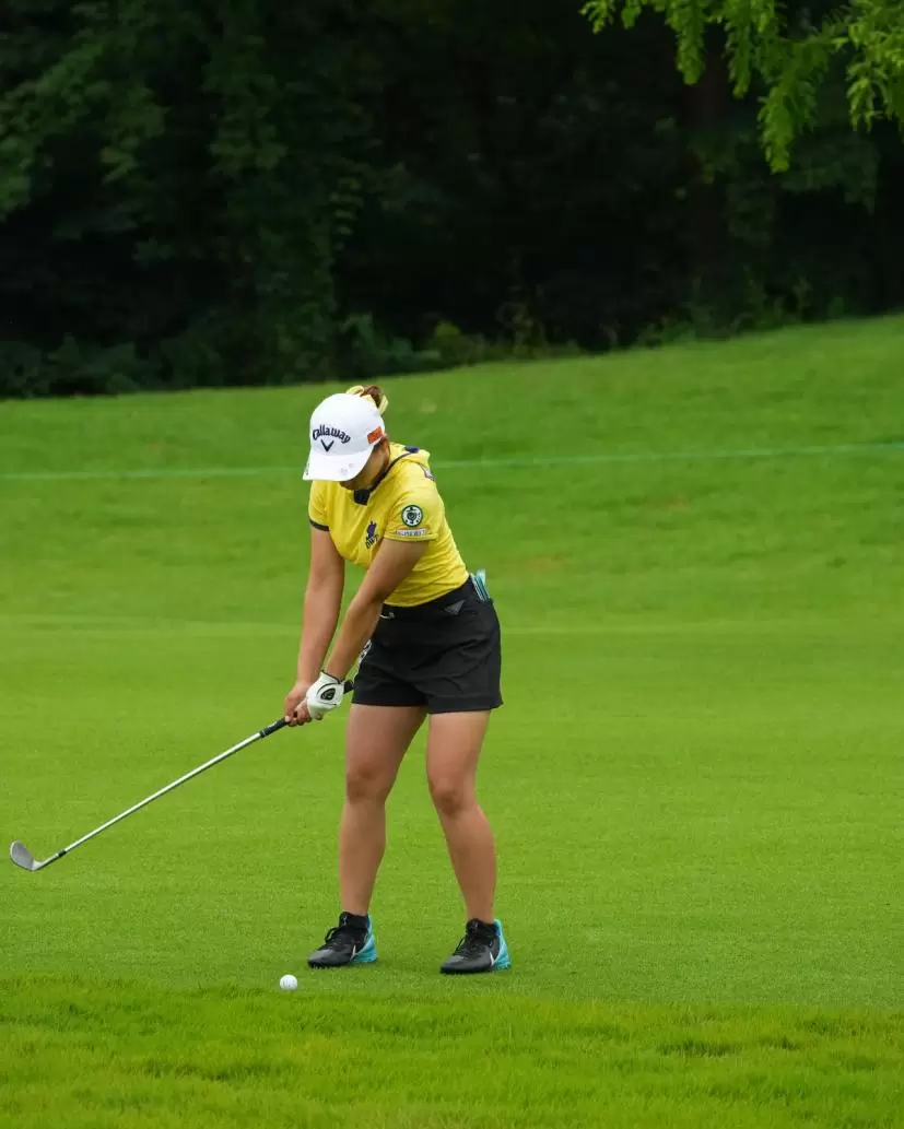 竹内美雪のウェッジスイング（正面）