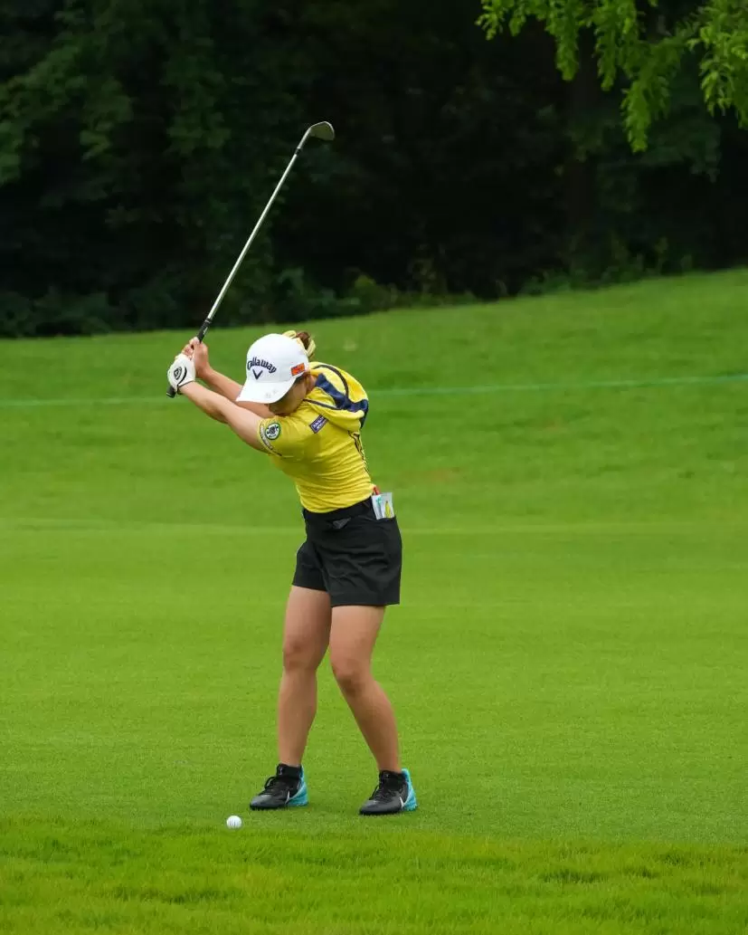 竹内美雪のウェッジスイング（正面）