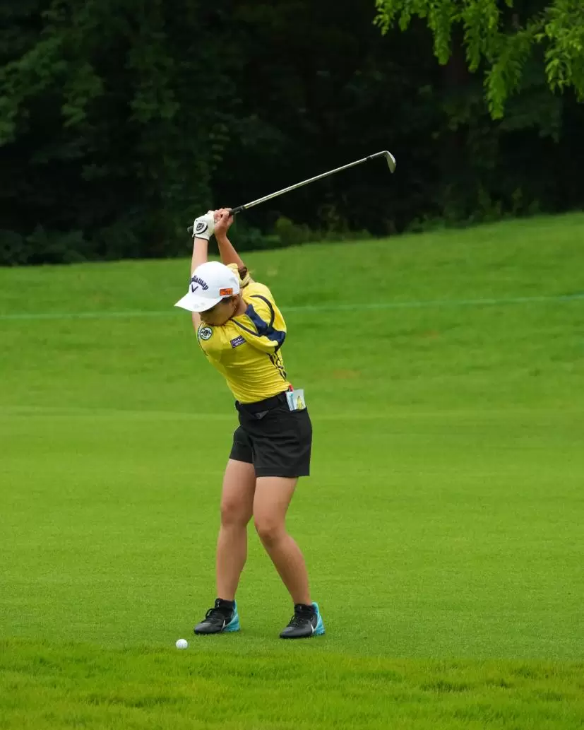 竹内美雪のウェッジスイング（正面）