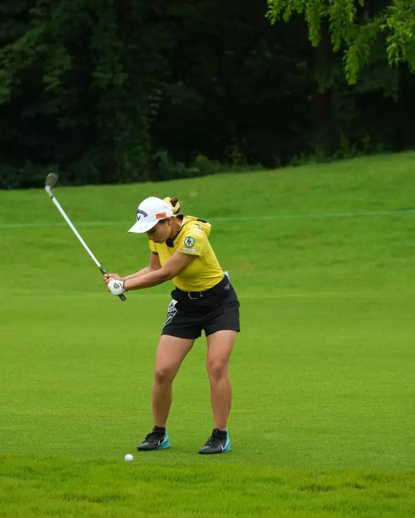 竹内美雪のウェッジスイング（正面）