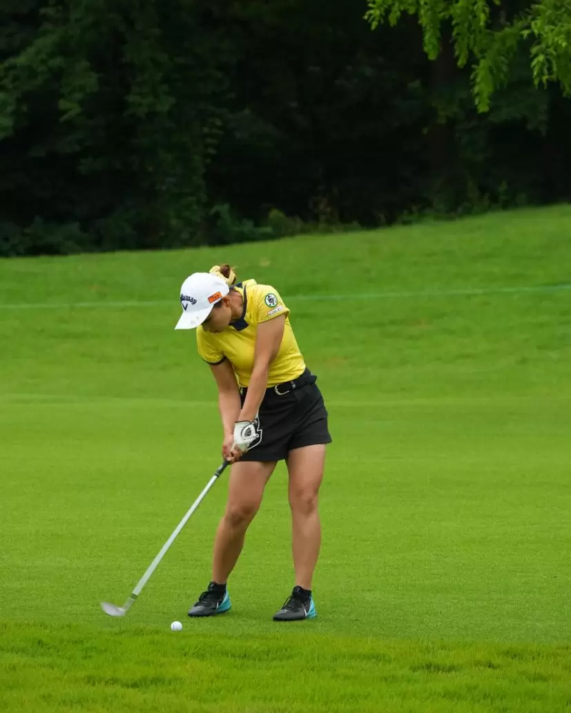 竹内美雪のウェッジスイング（正面）