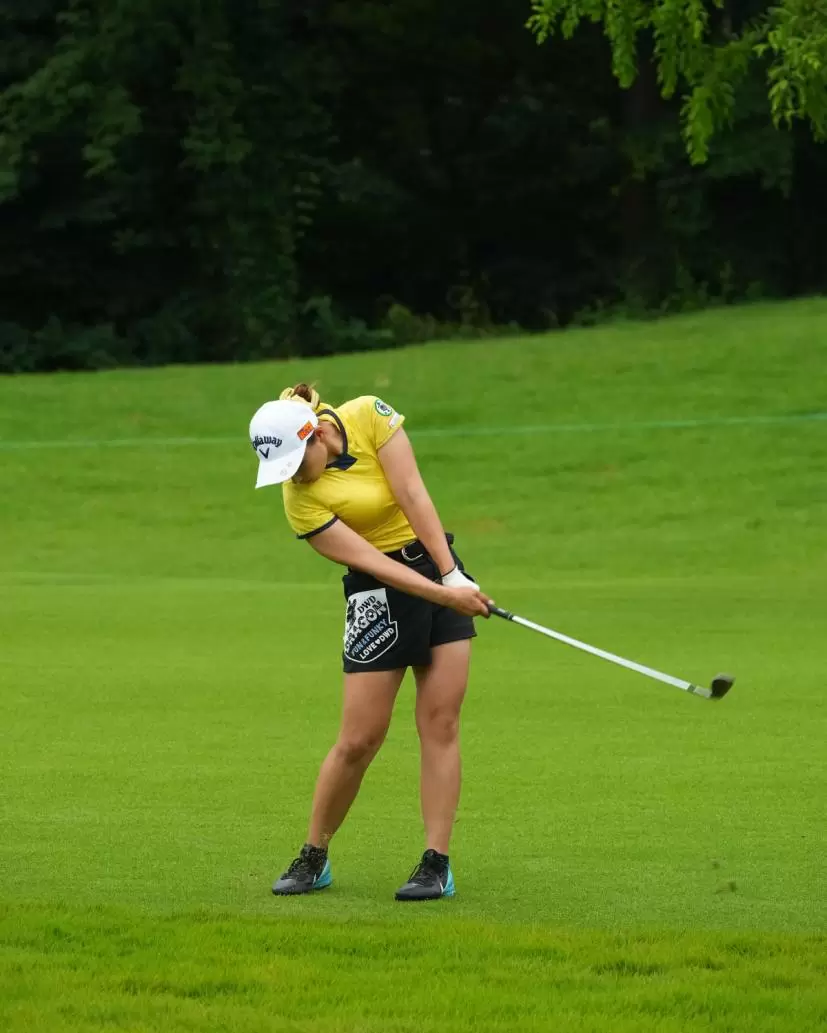 竹内美雪のウェッジスイング（正面）