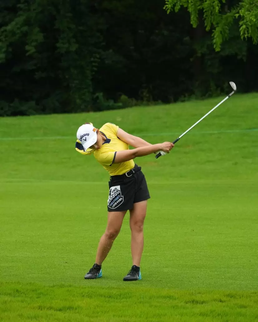 竹内美雪のウェッジスイング（正面）