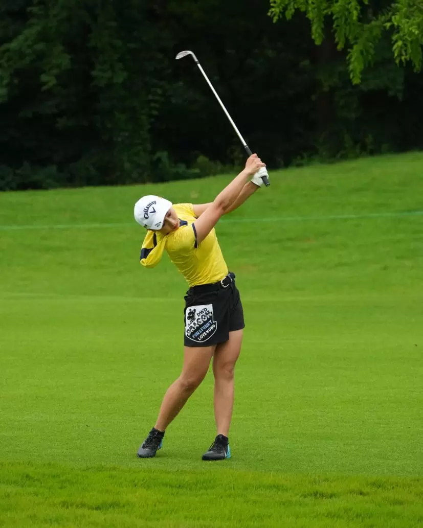 竹内美雪のウェッジスイング（正面）