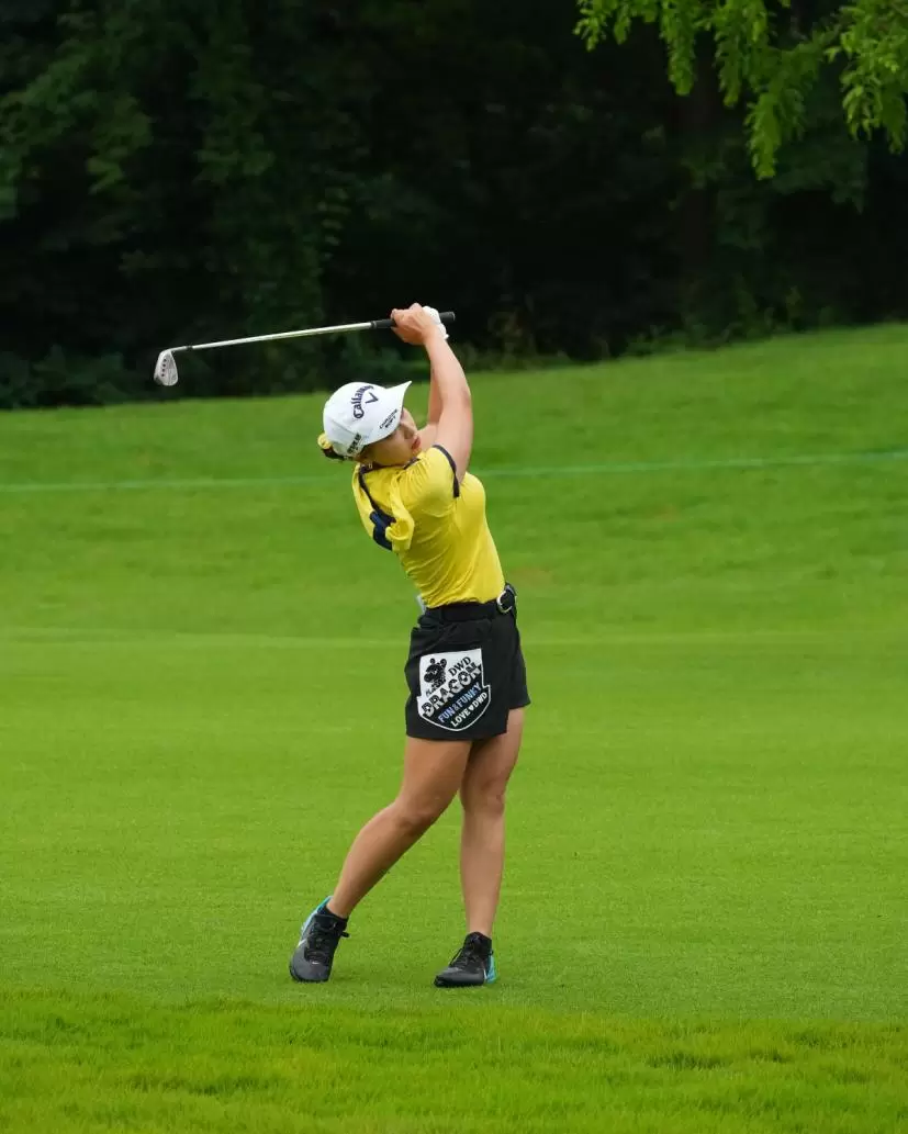 竹内美雪のウェッジスイング（正面）