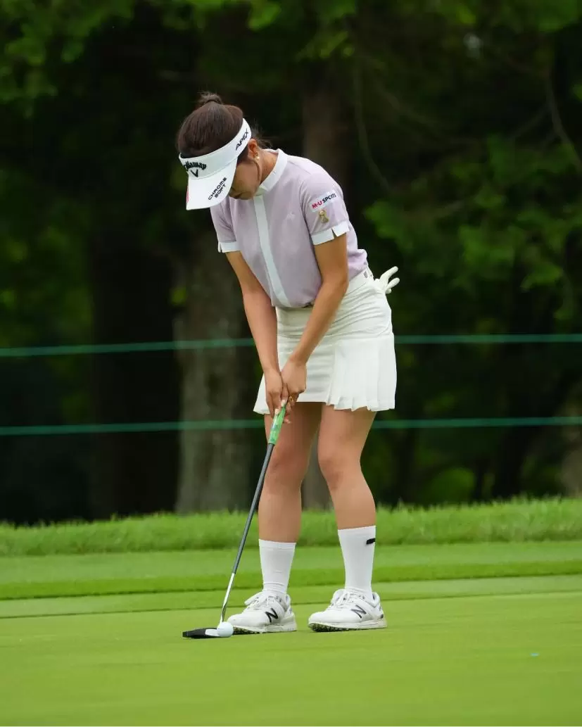 廣田真優のパッティングストローク（斜め前方）