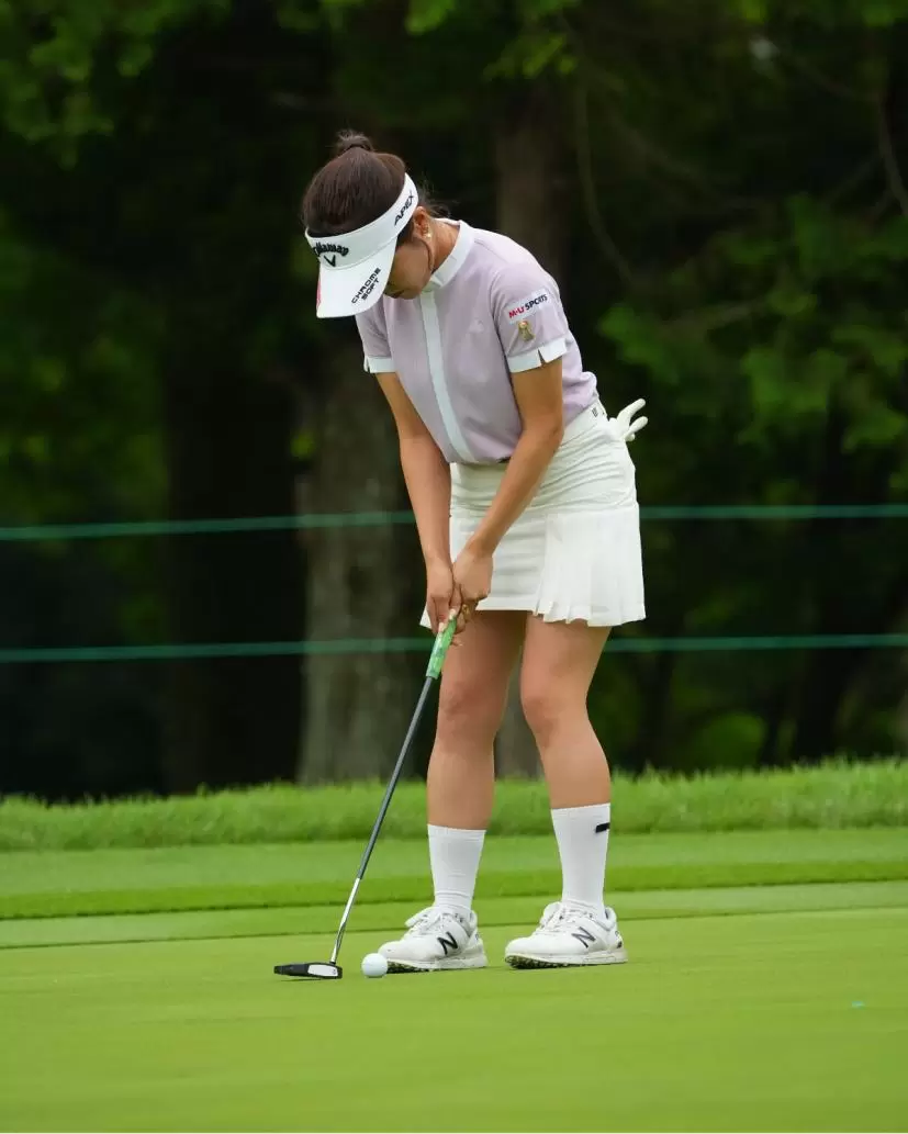 廣田真優のパッティングストローク（斜め前方）