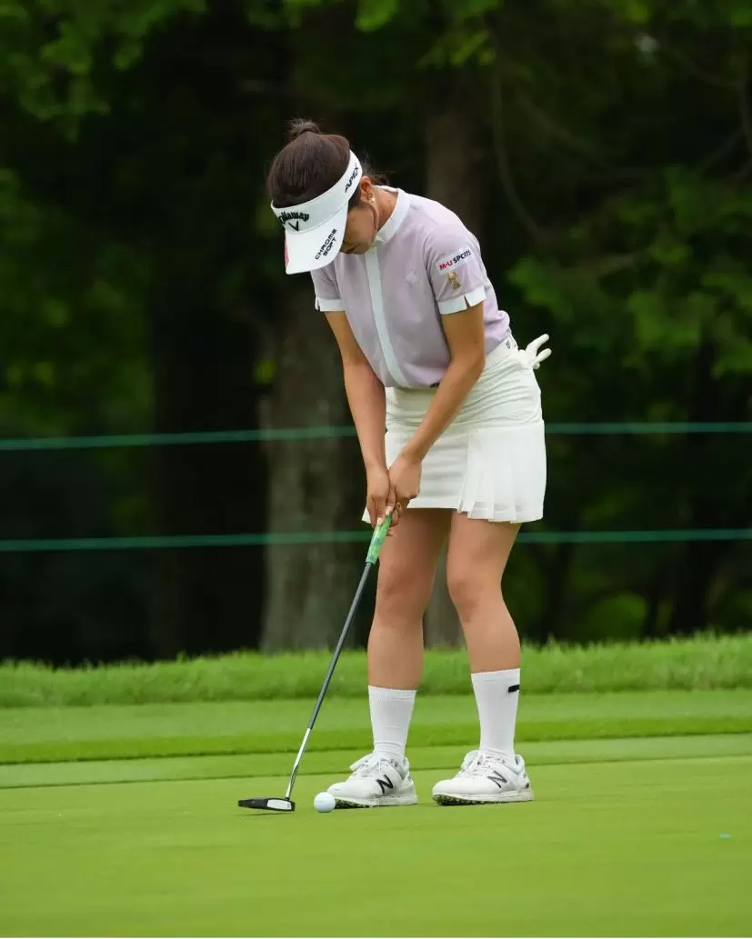 廣田真優のパッティングストローク（斜め前方）