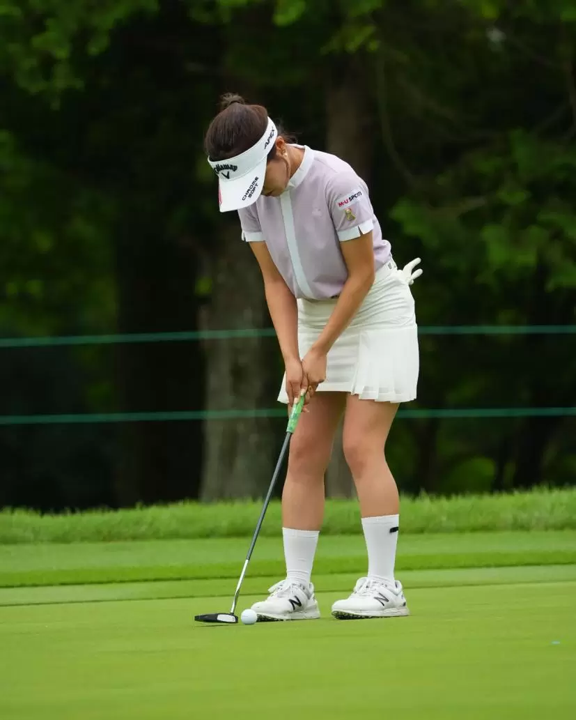 廣田真優のパッティングストローク（斜め前方）