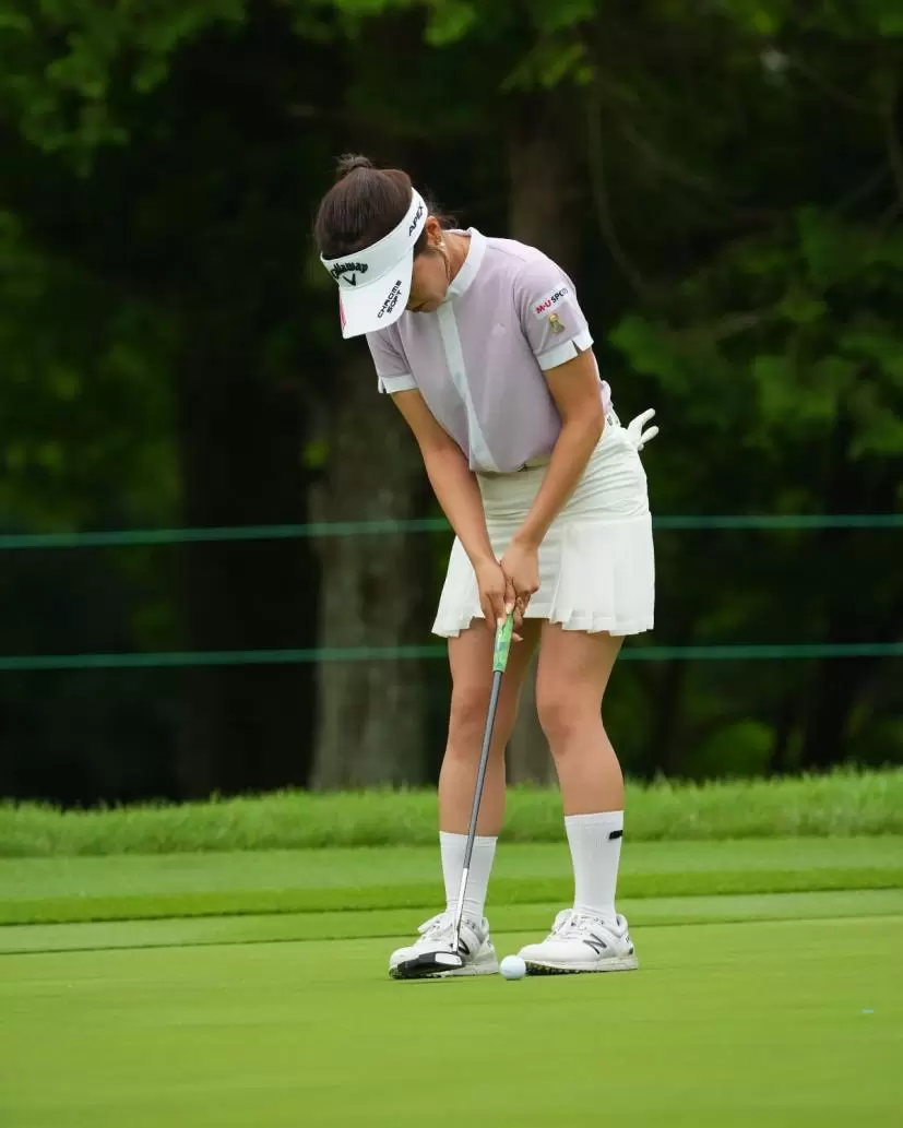 廣田真優のパッティングストローク（斜め前方）