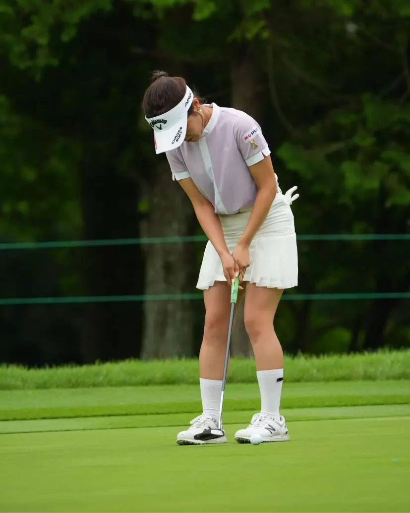 廣田真優のパッティングストローク（斜め前方）