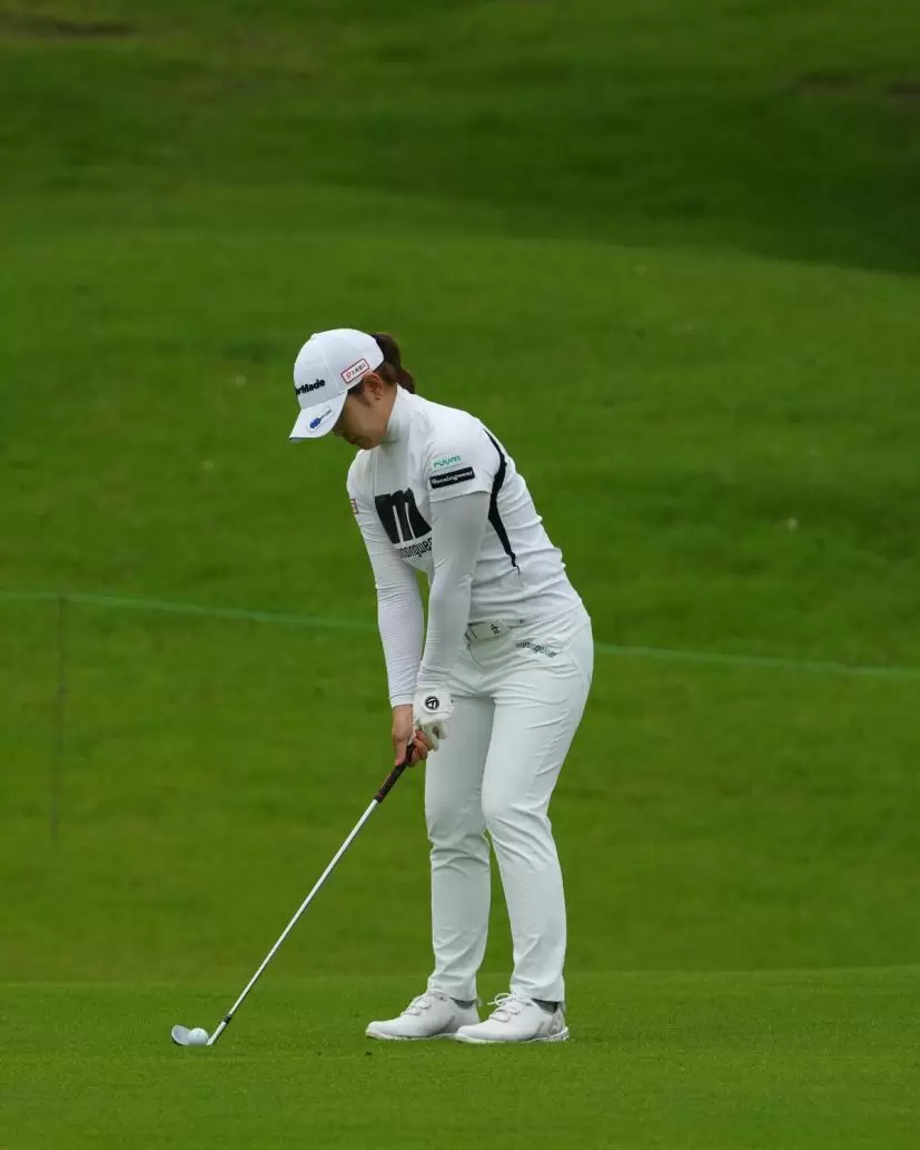 田村亜矢のウェッジスイング（斜め前方）