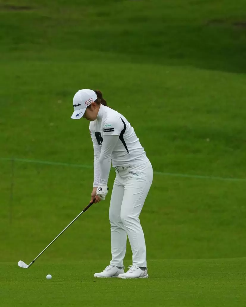 田村亜矢のウェッジスイング（斜め前方）斜め前方）