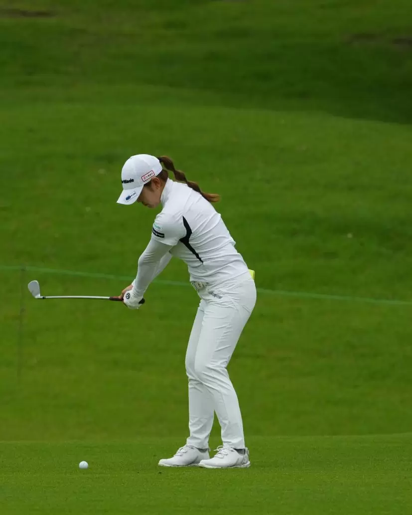 田村亜矢のウェッジスイング（斜め前方）