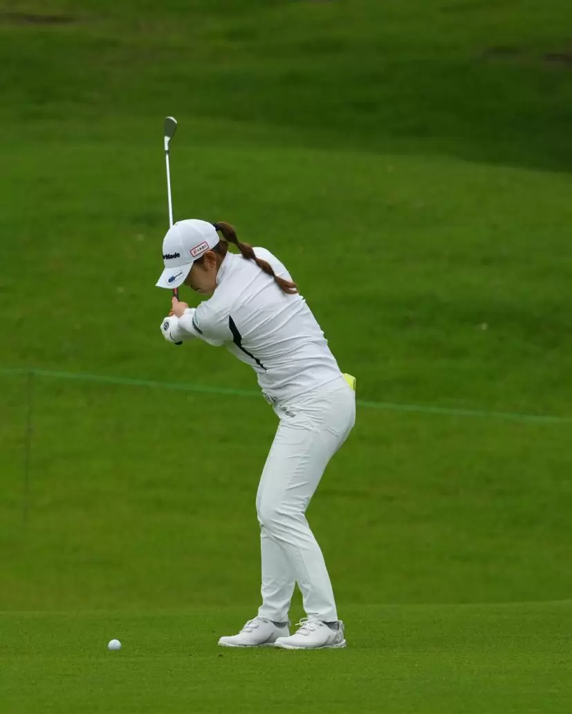 田村亜矢のウェッジスイング（斜め前方）