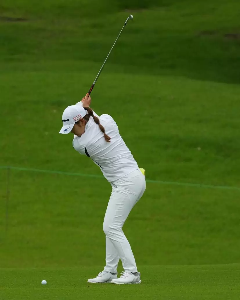 田村亜矢のウェッジスイング（斜め前方）