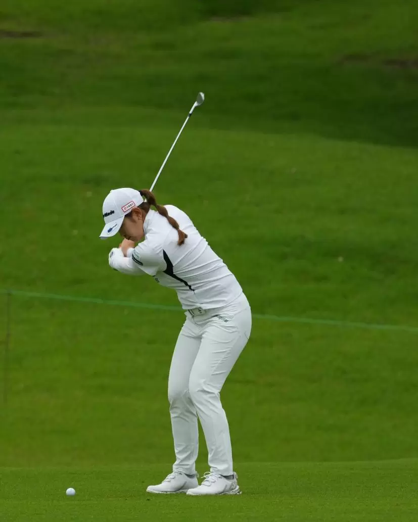 田村亜矢のウェッジスイング（斜め前方）