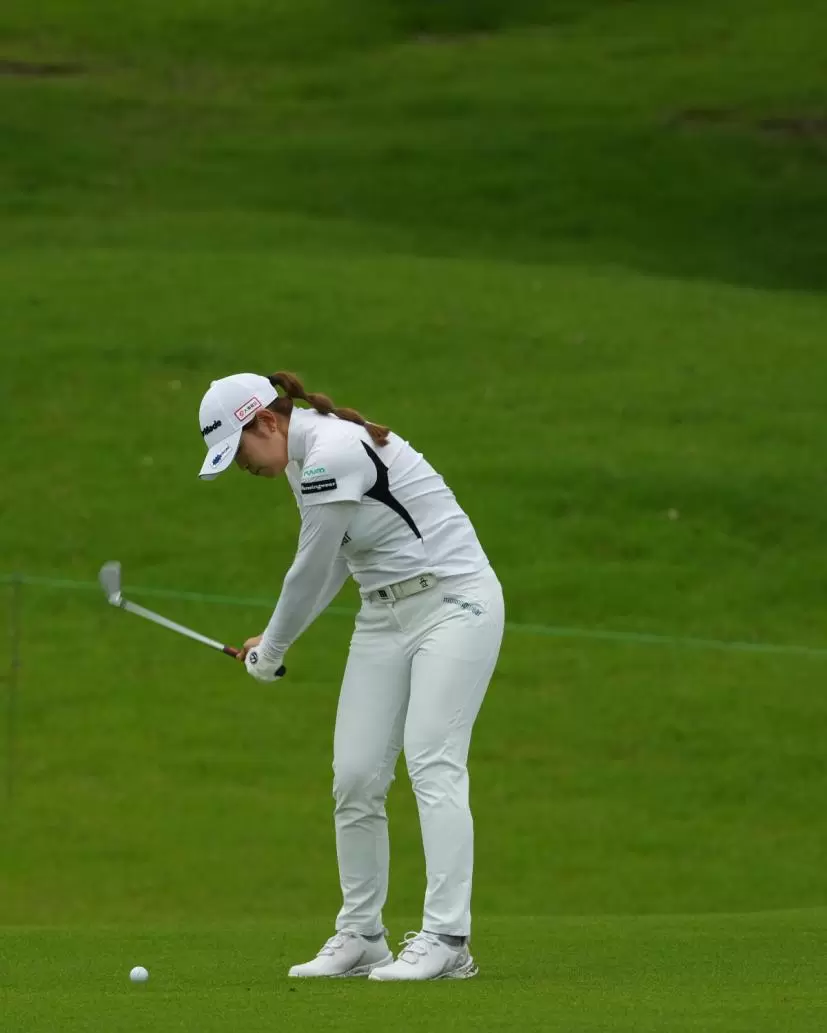 田村亜矢のウェッジスイング（斜め前方）