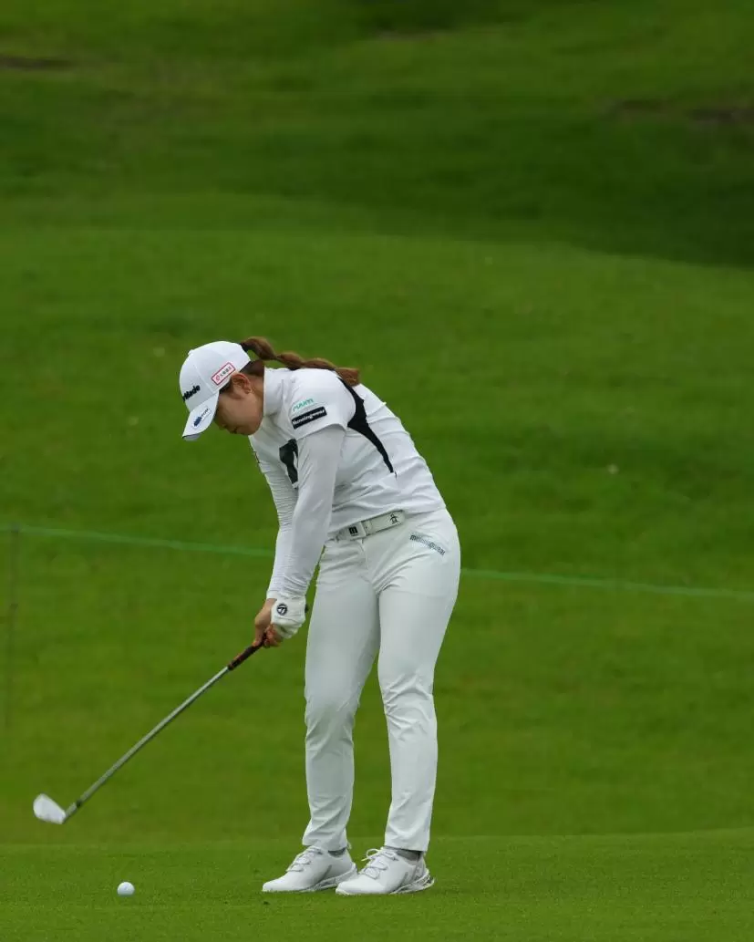 田村亜矢のアイアンスイング（斜め前方）