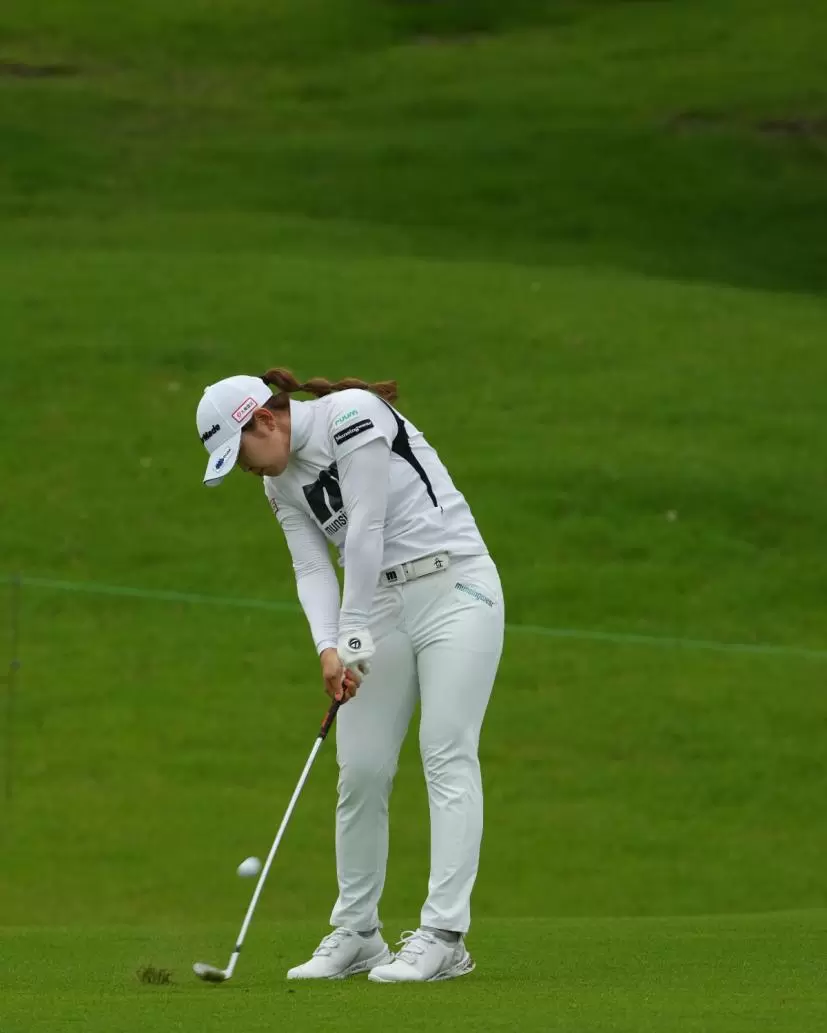 田村亜矢のウェッジスイング（斜め前方）