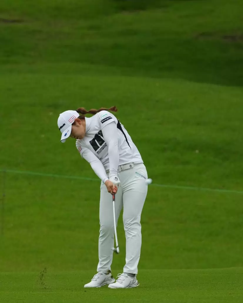 田村亜矢のウェッジスイング（斜め前方）