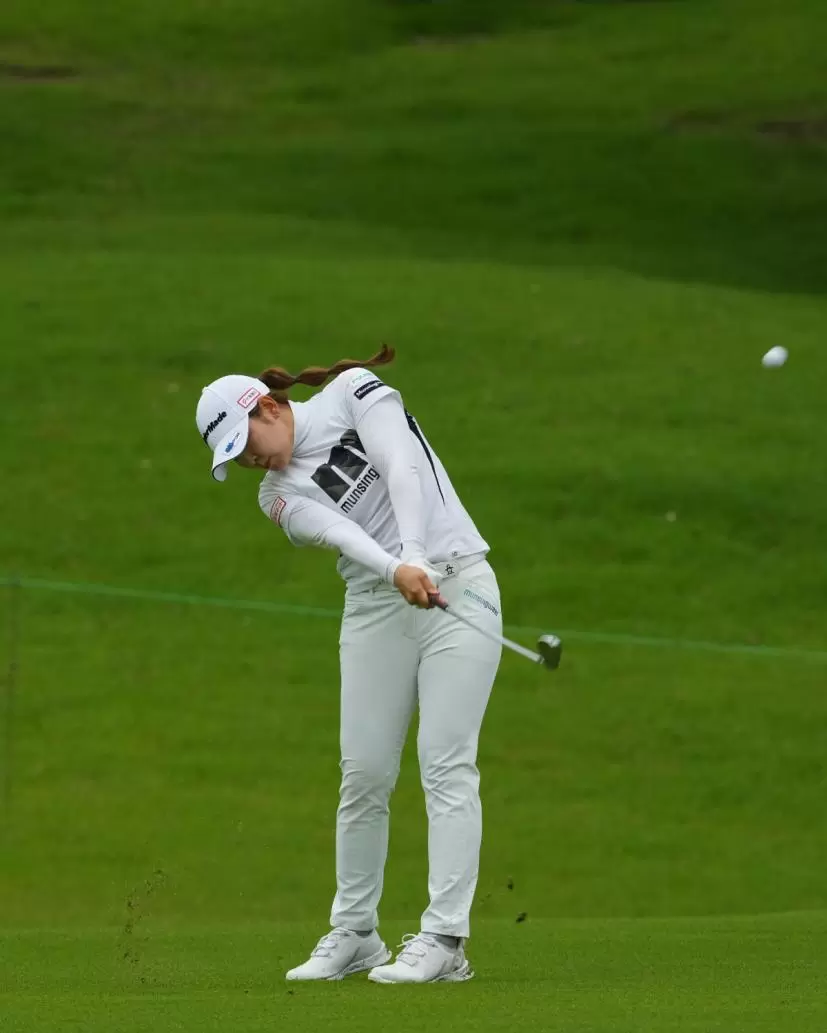 田村亜矢のウェッジスイング（斜め前方）