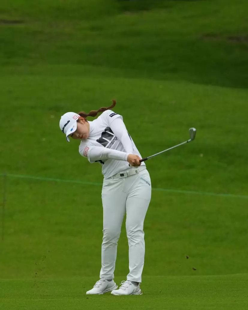 田村亜矢のウェッジスイング（斜め前方）