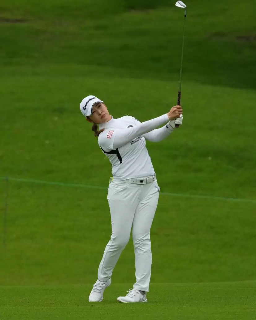 田村亜矢のウェッジスイング（斜め前方）