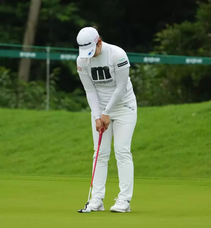 田村亜矢のパッティングストローク（斜め前方）