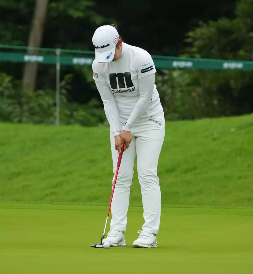 田村亜矢のパッティングストローク（斜め前方）