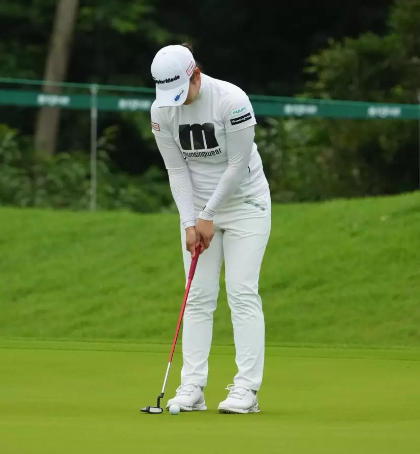 田村亜矢のパッティングストローク（斜め前方）