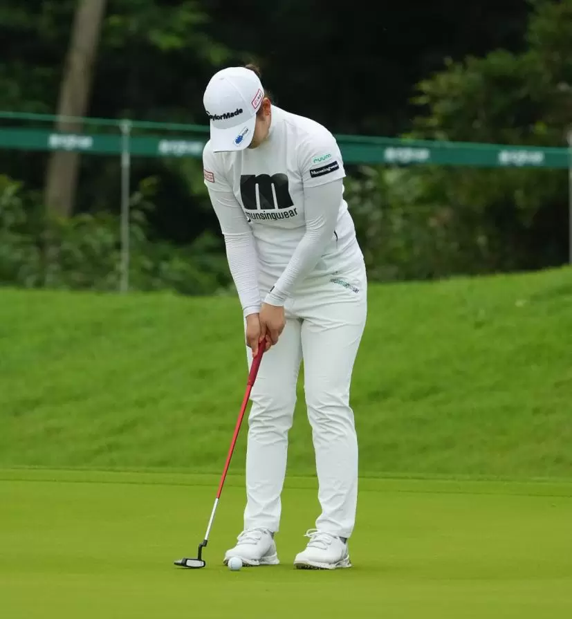 田村亜矢のパッティングストローク（斜め前方）