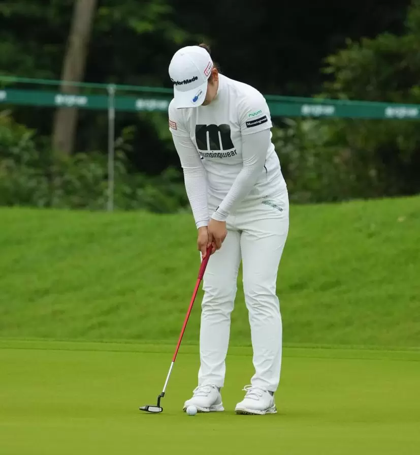 田村亜矢のパッティングストローク（斜め前方）