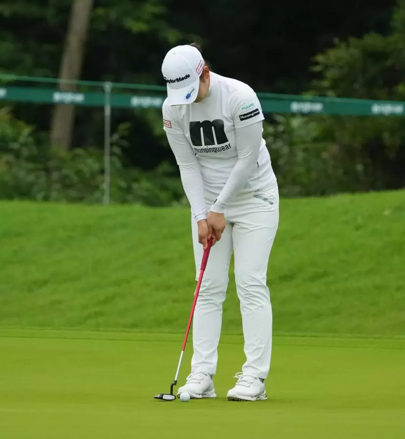 田村亜矢のパッティングストローク（斜め前方）