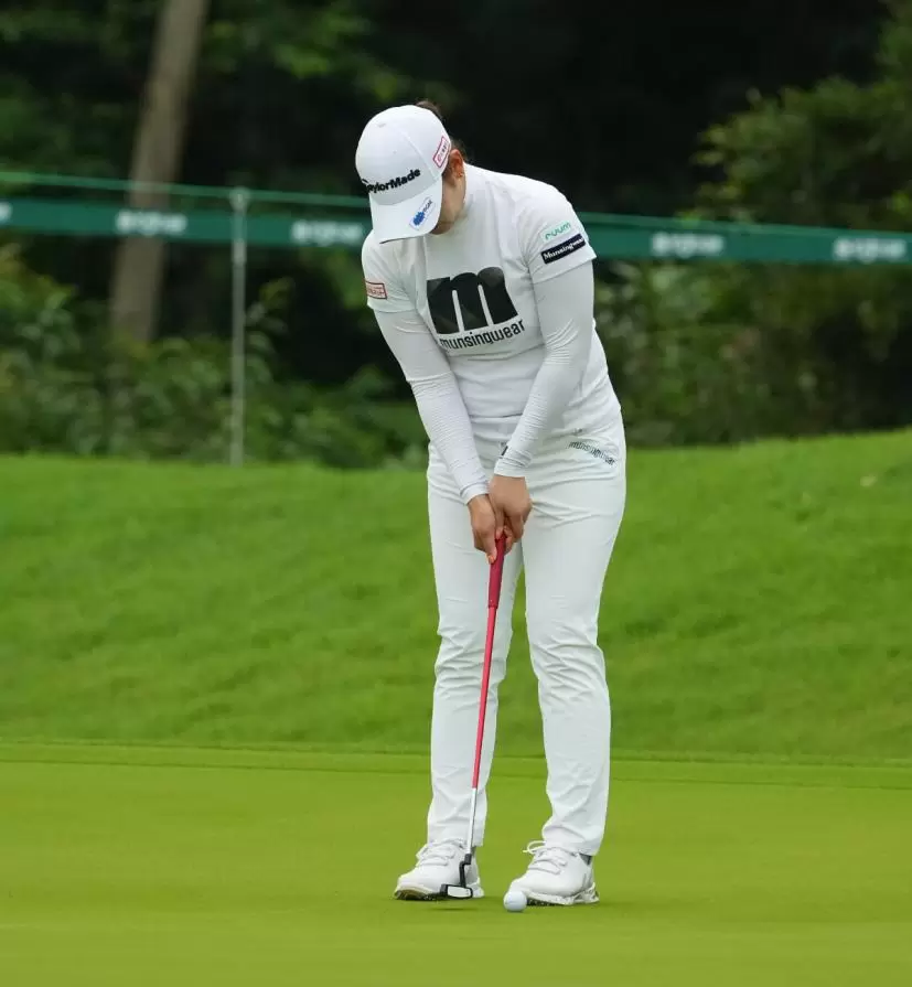 田村亜矢のパッティングストローク（斜め前方）