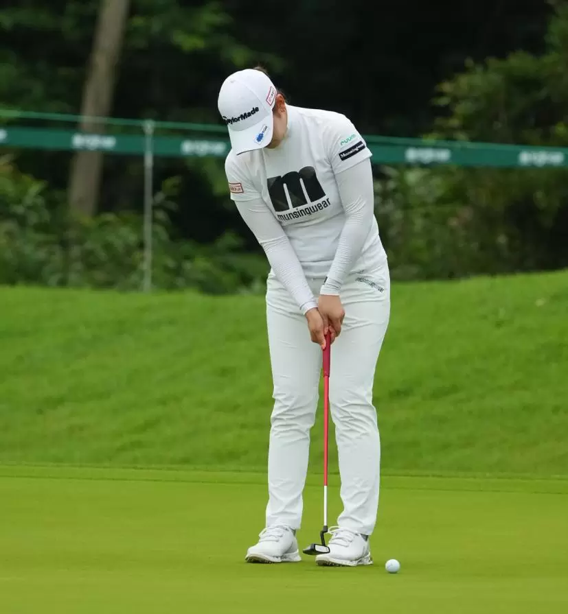 田村亜矢のパッティングストローク（斜め前方）