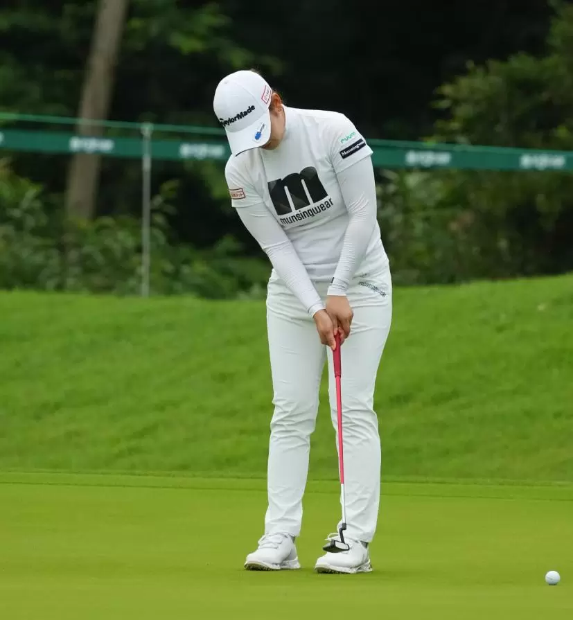 田村亜矢のパッティングストローク（斜め前方）