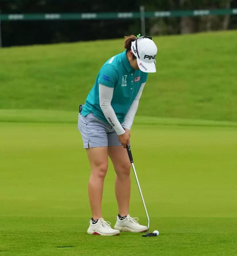 比嘉真美子のパッティングストローク（斜め後方）