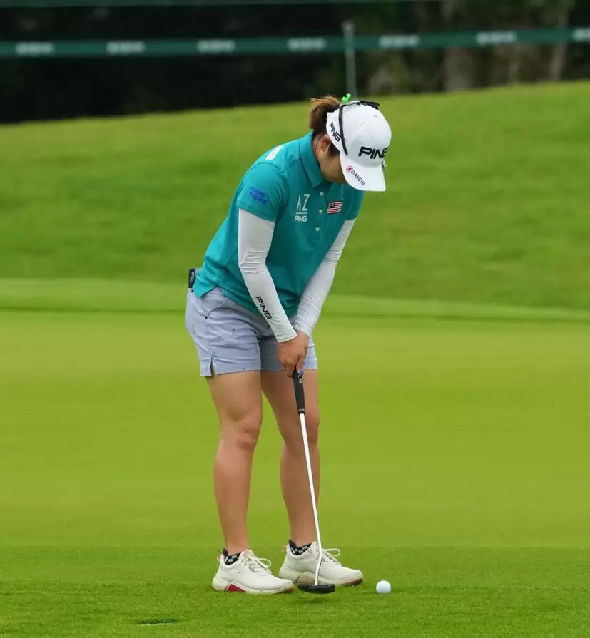 比嘉真美子のパッティングストローク（斜め後方）