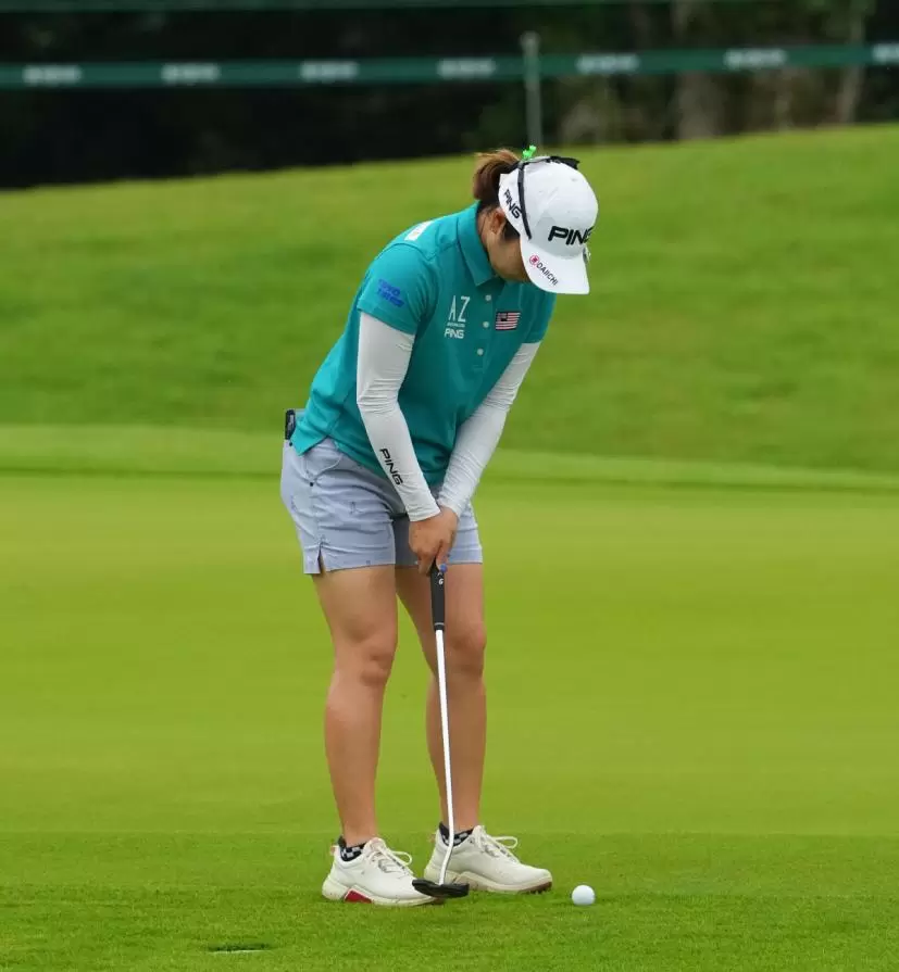 比嘉真美子のパッティングストローク（斜め後方）