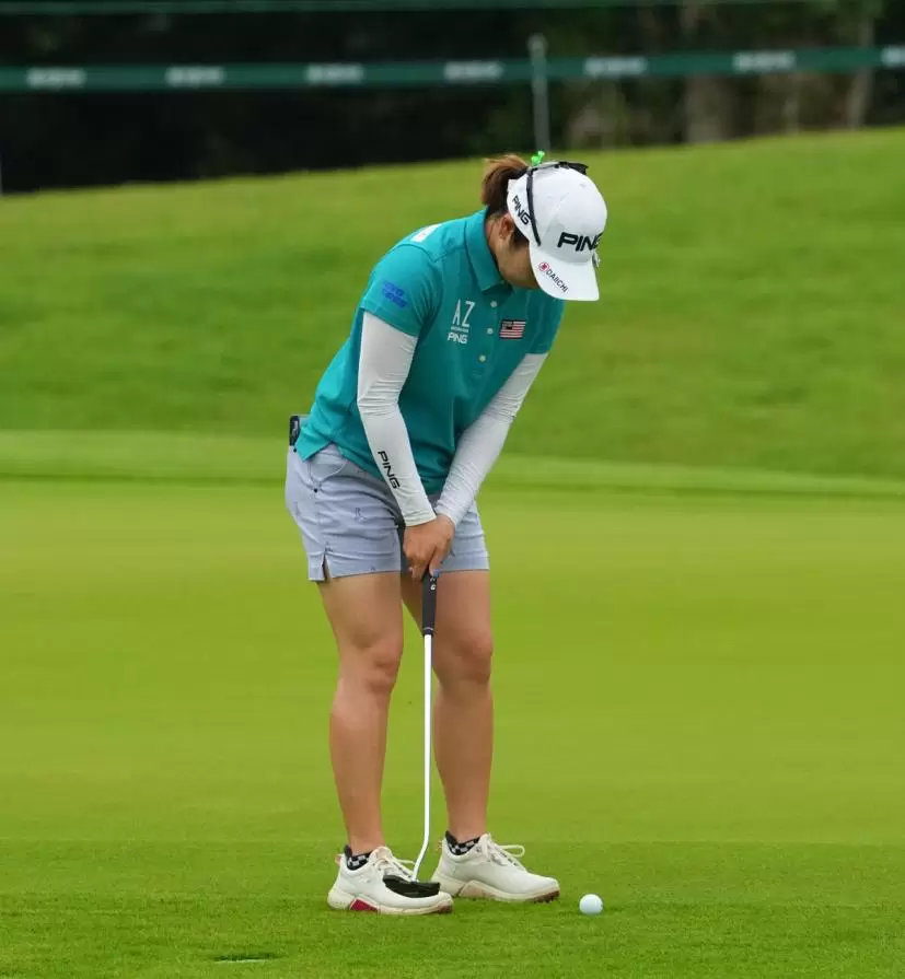 比嘉真美子のパッティングストローク（斜め後方）