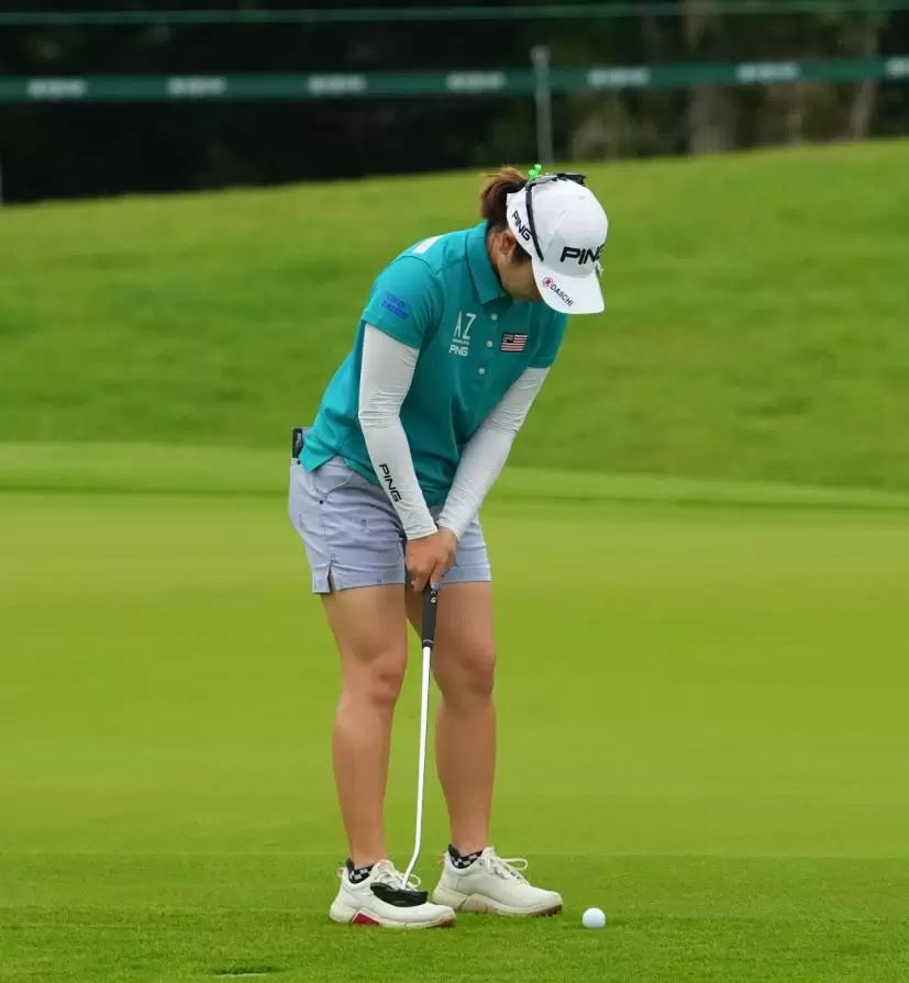 比嘉真美子のパッティングストローク（斜め後方）