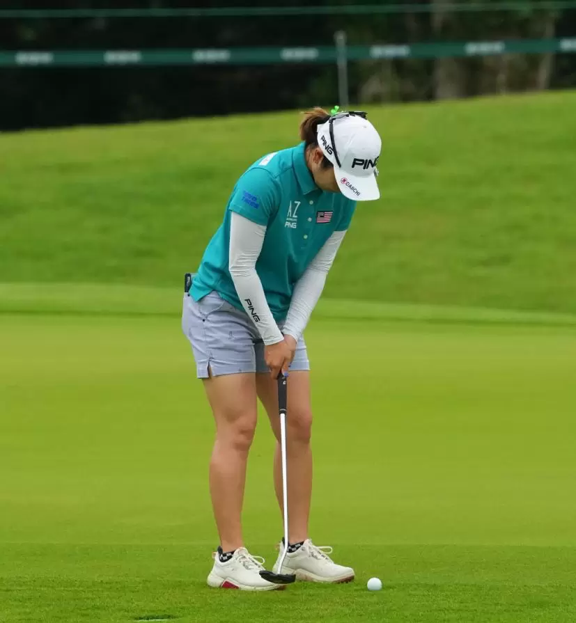 比嘉真美子のパッティングストローク（斜め後方）