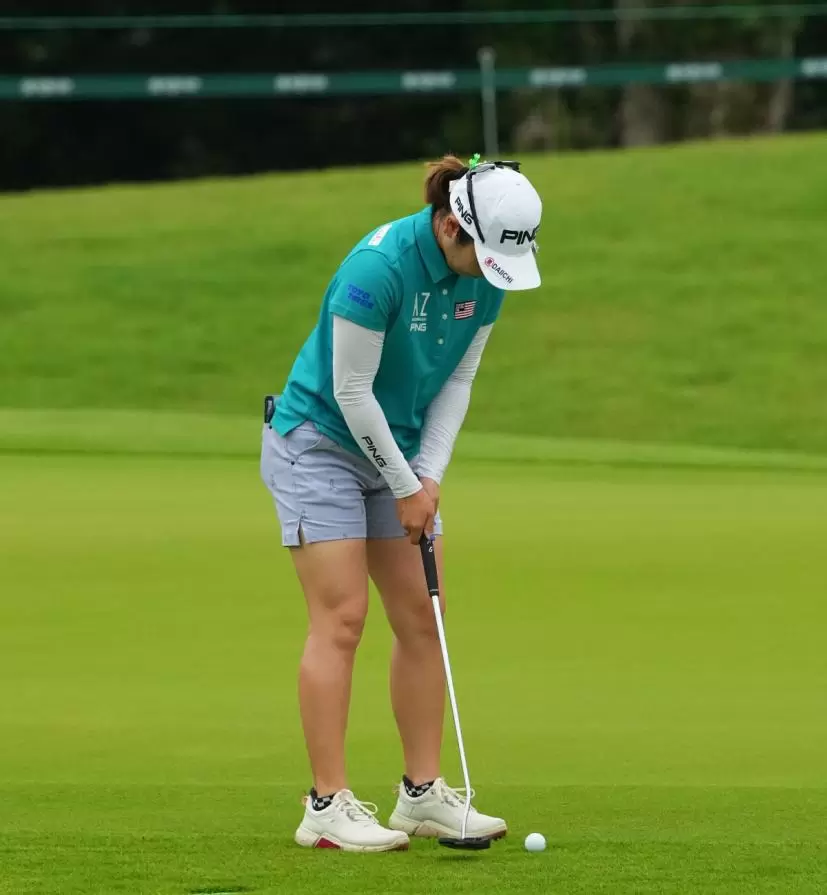 比嘉真美子のパッティングストローク（斜め後方）