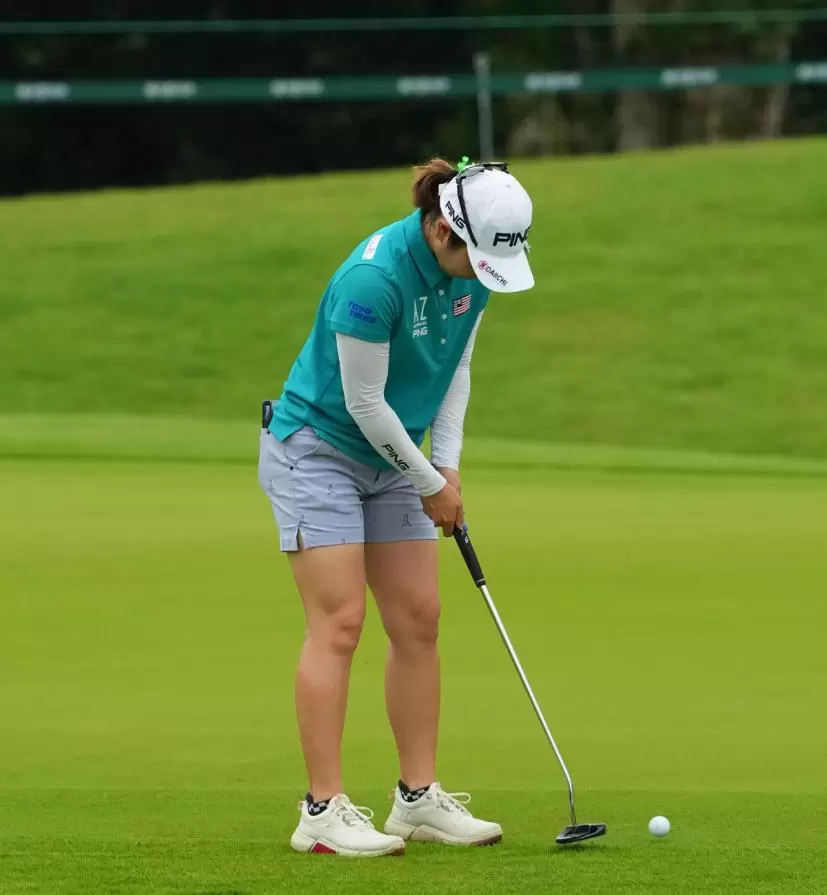 比嘉真美子のパッティングストローク（斜め後方）