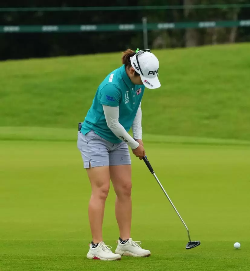 比嘉真美子のパッティングストローク（斜め後方）